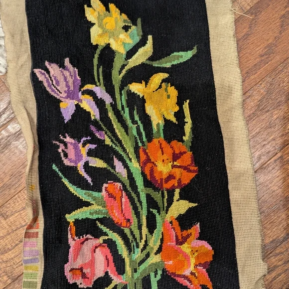 Vintage handcrafted textile art, featuring exquisite Floral hand embroidery - Picture 7 of 14